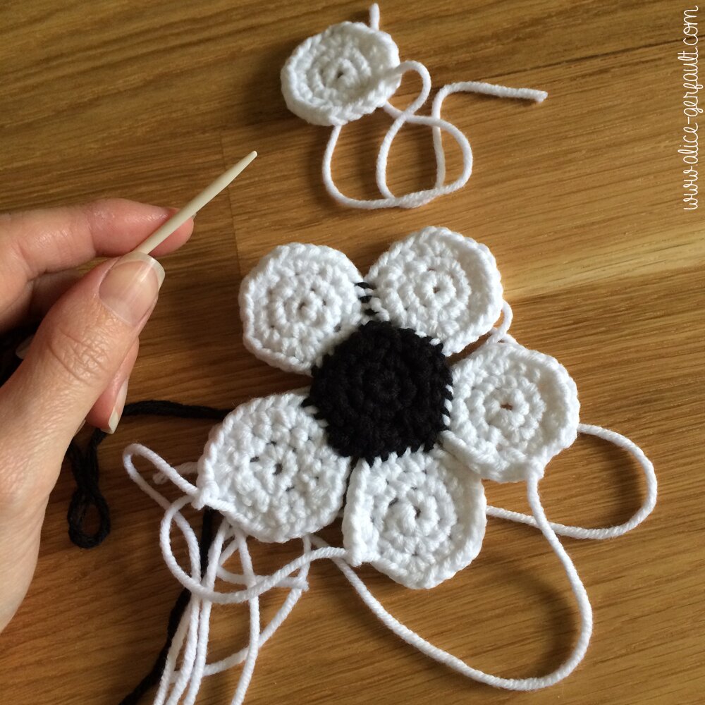 Ballon de football au crochet, DIY par Alice Gerfault