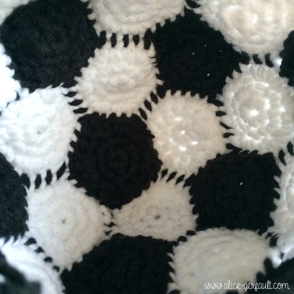 Ballon de football au crochet, DIY par Alice Gerfault