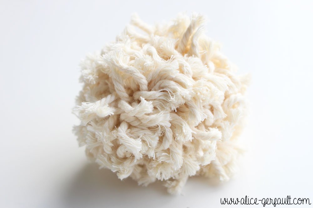 Pompon en corde, Ornements de Noël pour un sapin scandinave, DIY par Alice Gerfault