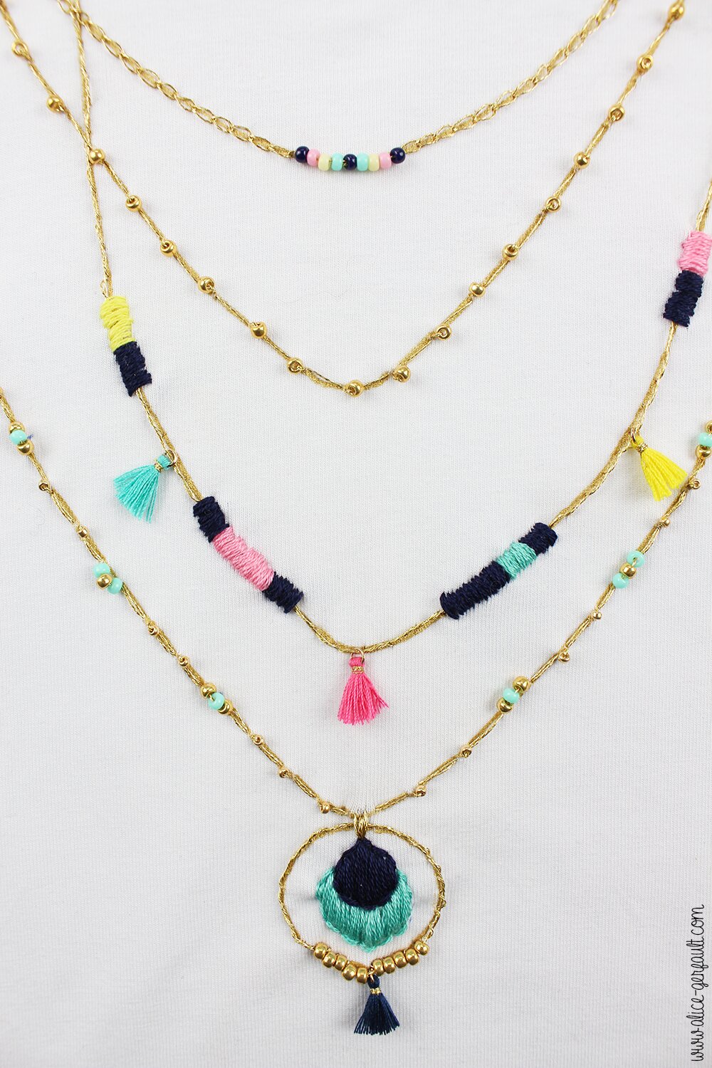 DIY T-shirt customisé avec broderie effet accumulation de colliers - Tuto par Alice Gerfault