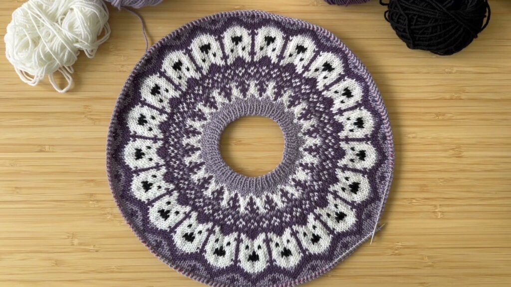 Empiècement jacquard étalé à plat sur un câble allongé, pour vérifier la tension avant blocage