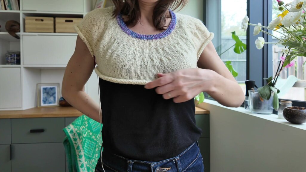 Pull en cours de tricot essayé grâce au câble allongé de l'aiguille circulaire interchangeable