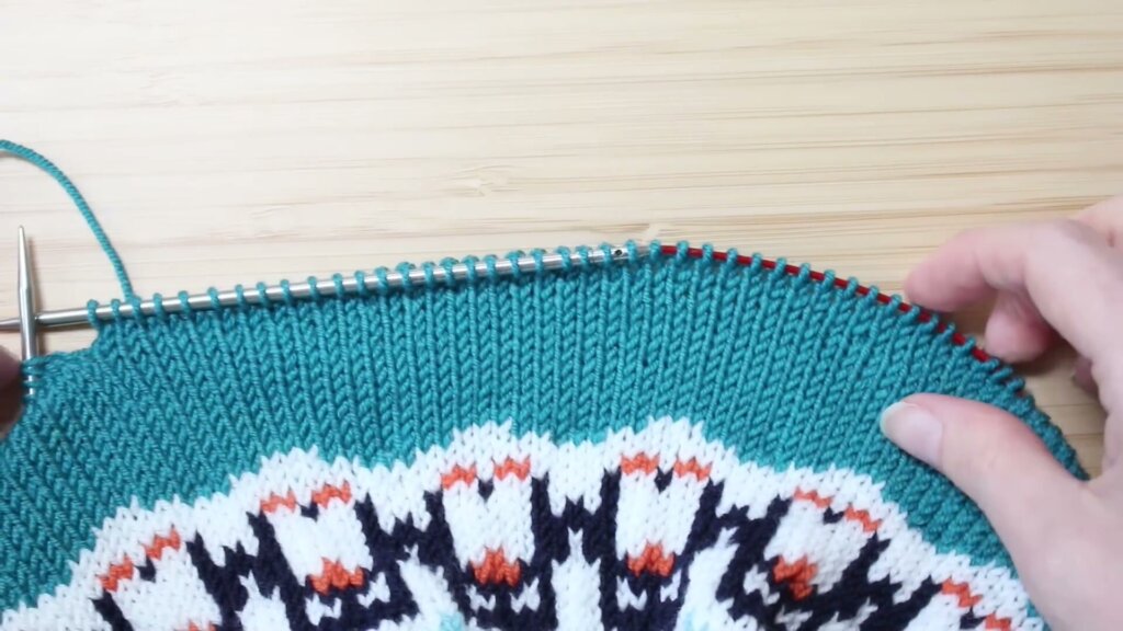 Endroit du tricot après intégration d'une nouvelle pelote, sans aucun fil visible