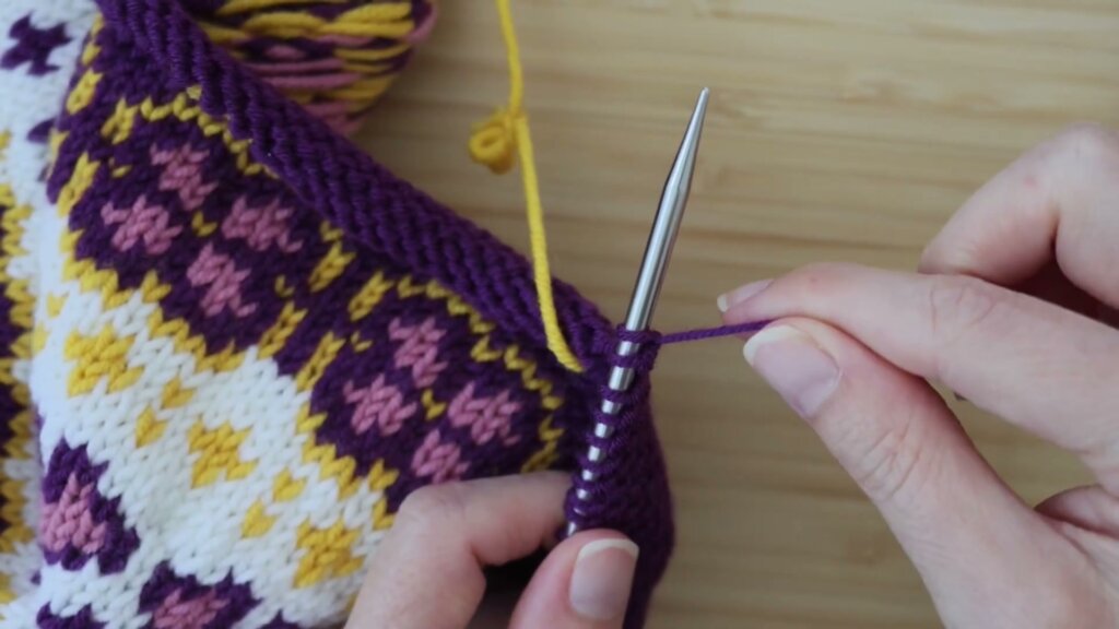 Gros plan sur une maille créée avec le montage à boucle, autour de l'aiguille droite