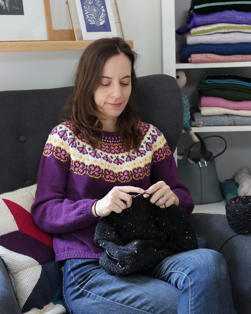 Alice en train de tricoter dans son atelier