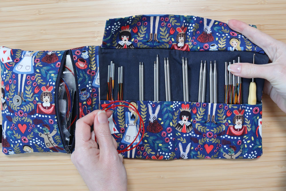 Trousse compacte contenant toute la collection d'aiguilles circulaires interchangeables, câbles et accessoires